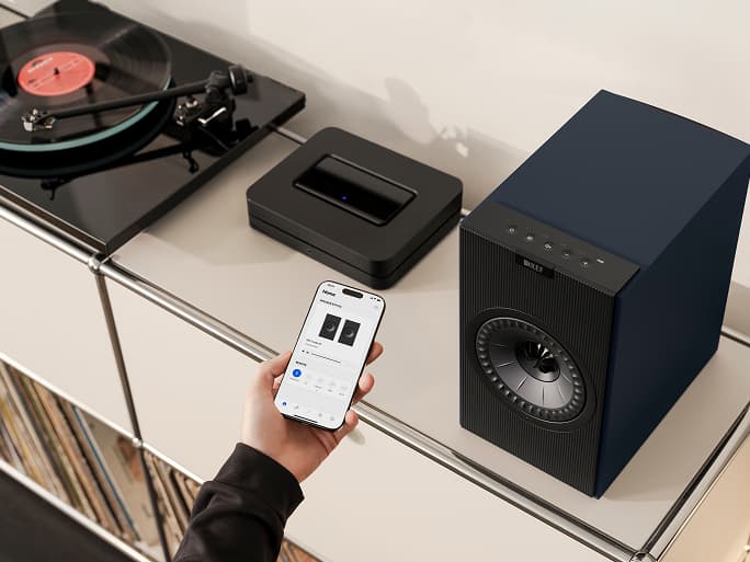 蓝色 Coda W 扬声器通过手机用作蓝牙扬声器。