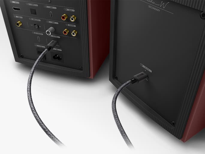 一对Coda W 扬声器 - 复古红 - 背面电缆。