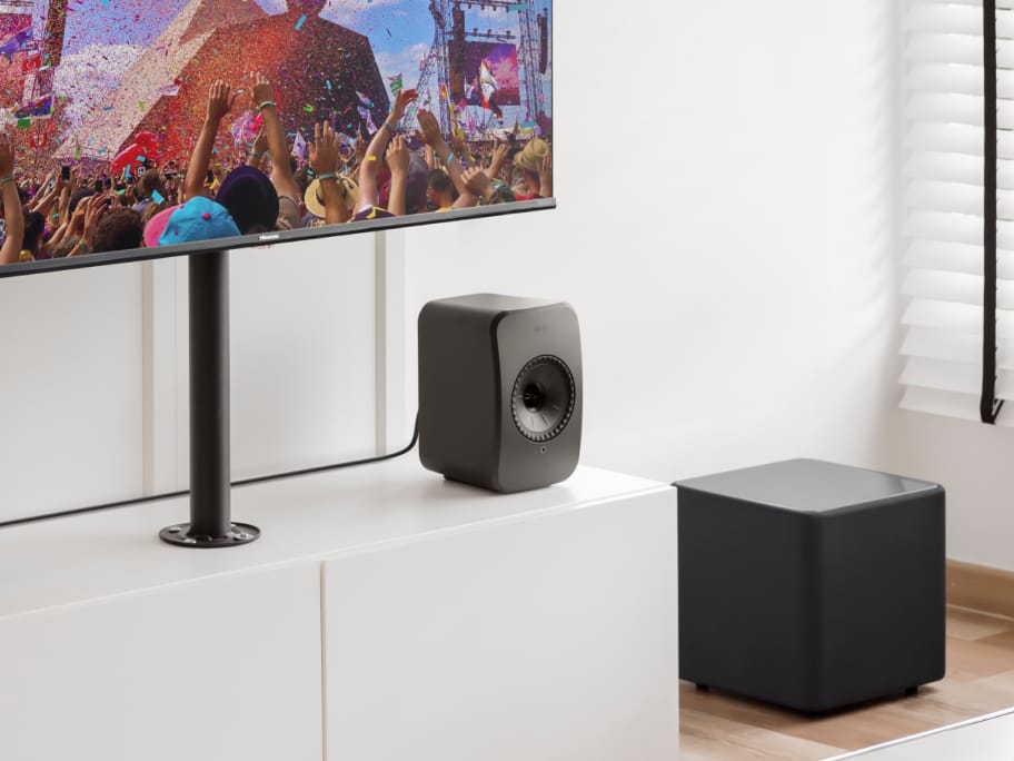 Enceinte LSX II et caisson de basses Kube à côté d’une télévision.