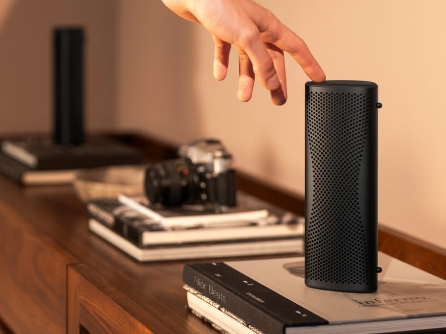 Deux enceintes Bluetooth Muo utilisées en mode stéréo sur un buffet.