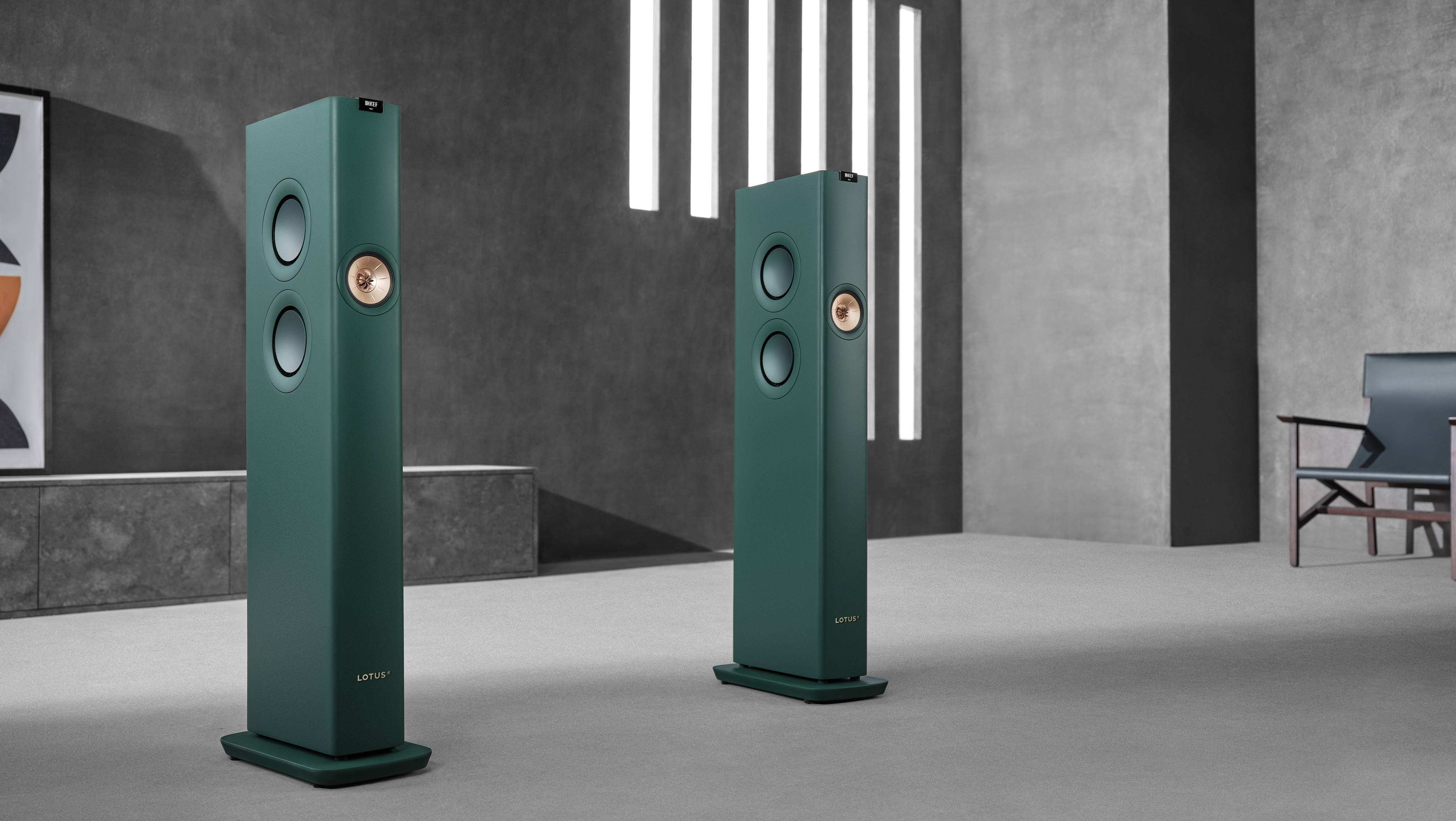 Een groene KEF LS60 Wireless Lotus Edition in een grijze woonkamer