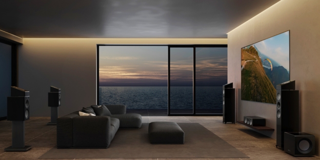 KEF Heimkinosystem mit Surround-Lautsprechern in einem modernen Wohnzimmer mit Dolby-Atmos-Setup