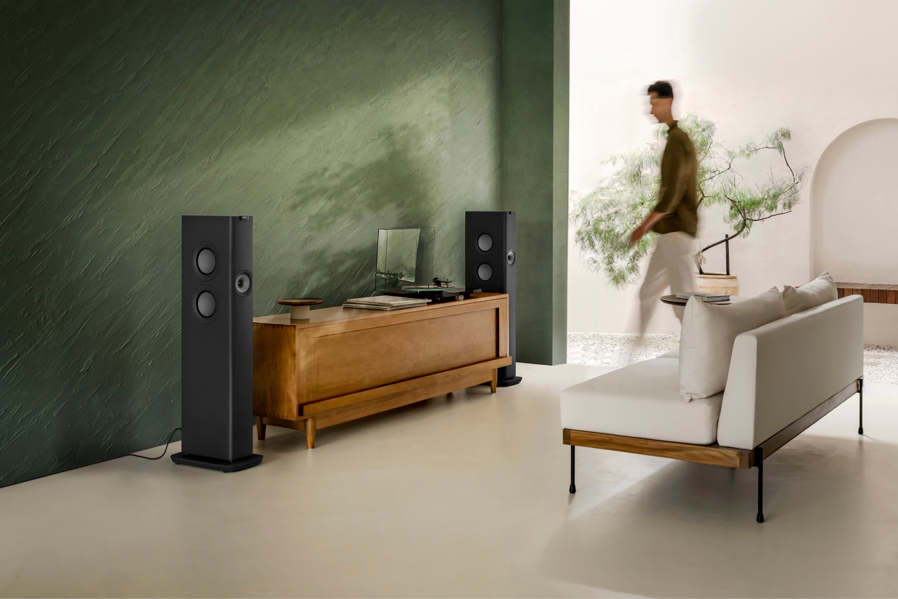 KEF vloerstaande HiFi-speakers in een moderne woonkamer met audio-opstelling en platenspeler