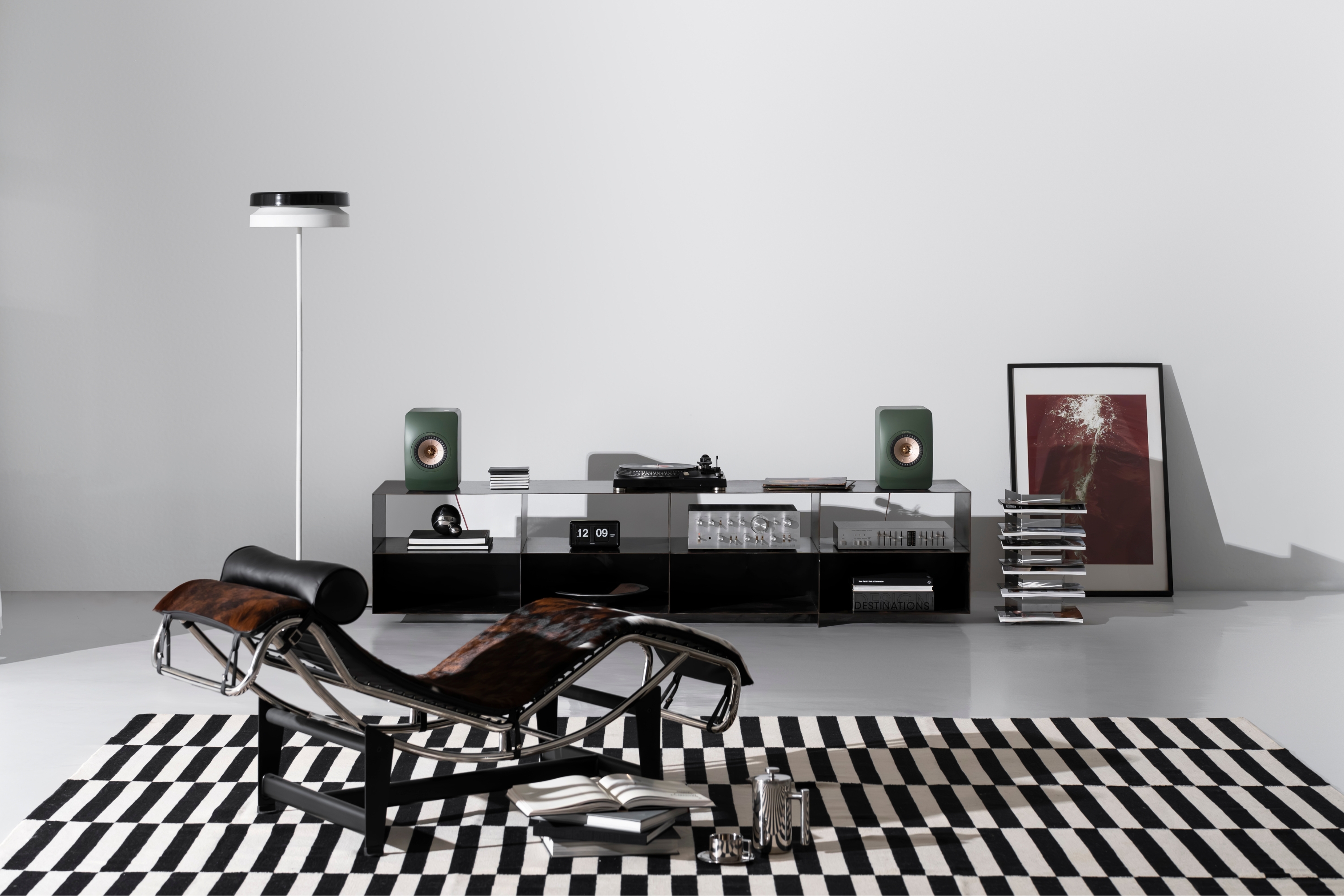 KEF kompakte kabellose Lautsprecher in grüner Ausführung in einem modernen Wohnzimmer-HiFi-System