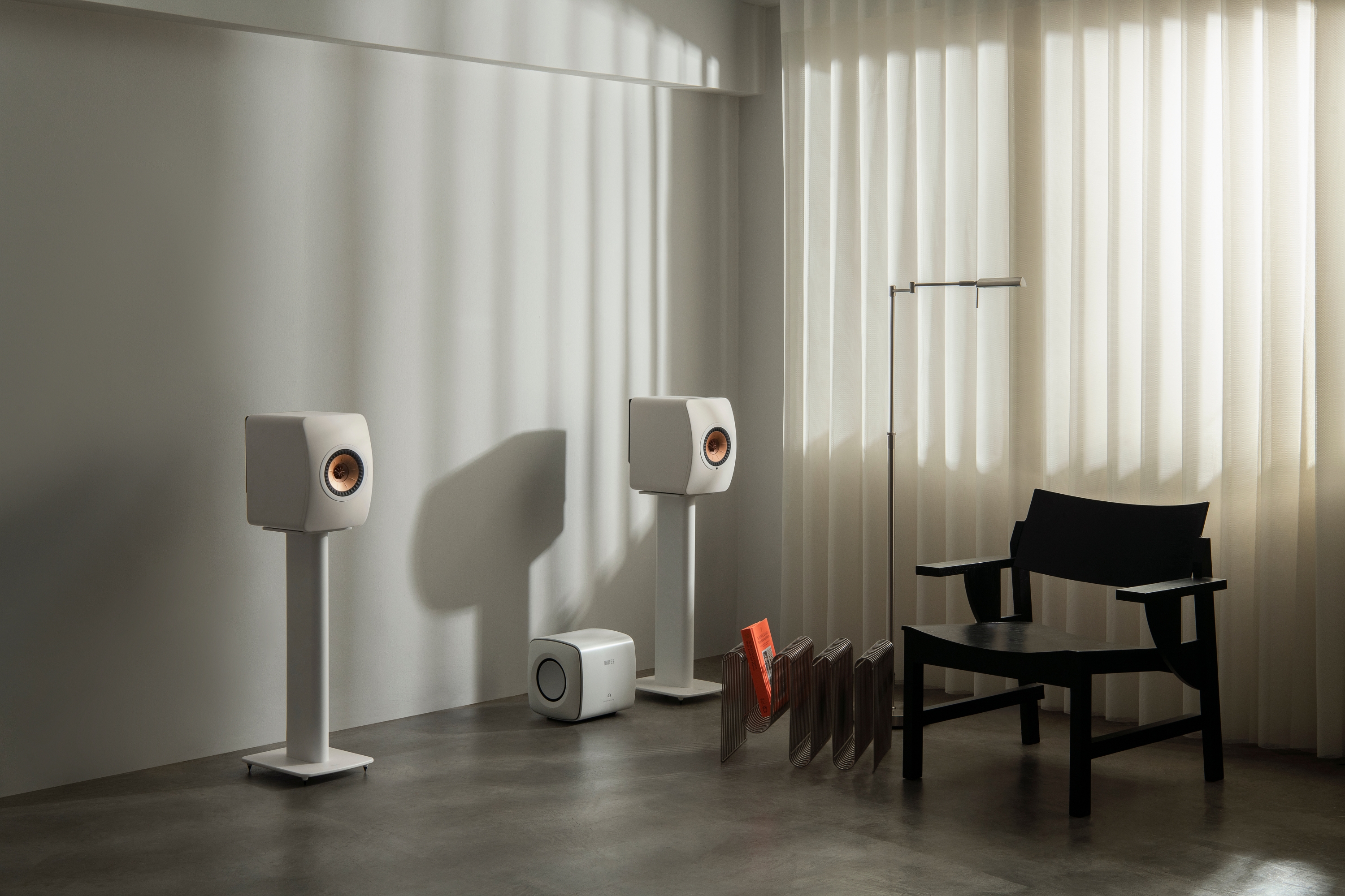 LS50 WII gemonteerd op een S2 statief naast de KC62 subwoofer