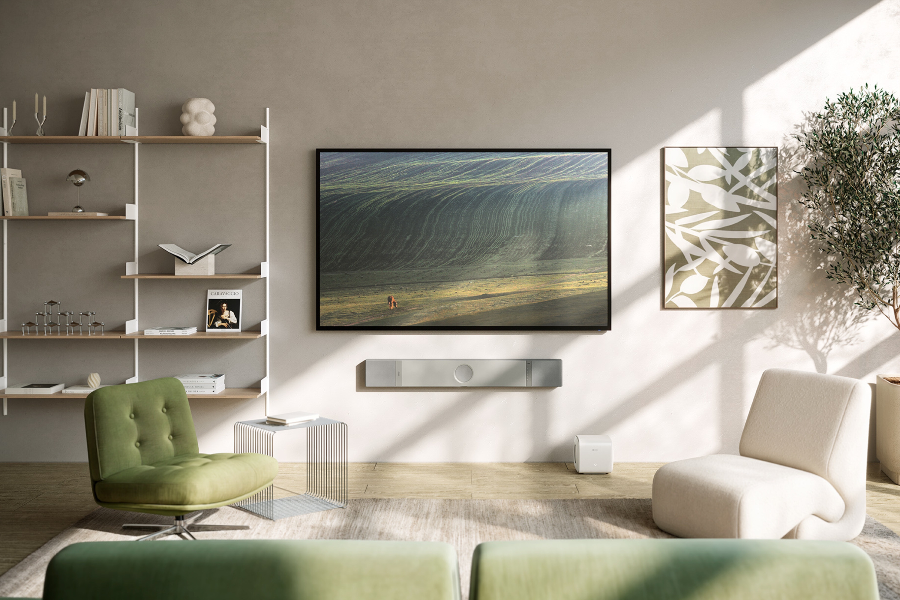 Hedendaagse woonkamer met wandgemonteerde tv en KEF-soundbar, voorzien van minimalistisch meubilair en natuurlijk daglicht voor een hoogwaardige home-entertainmentervaring.
