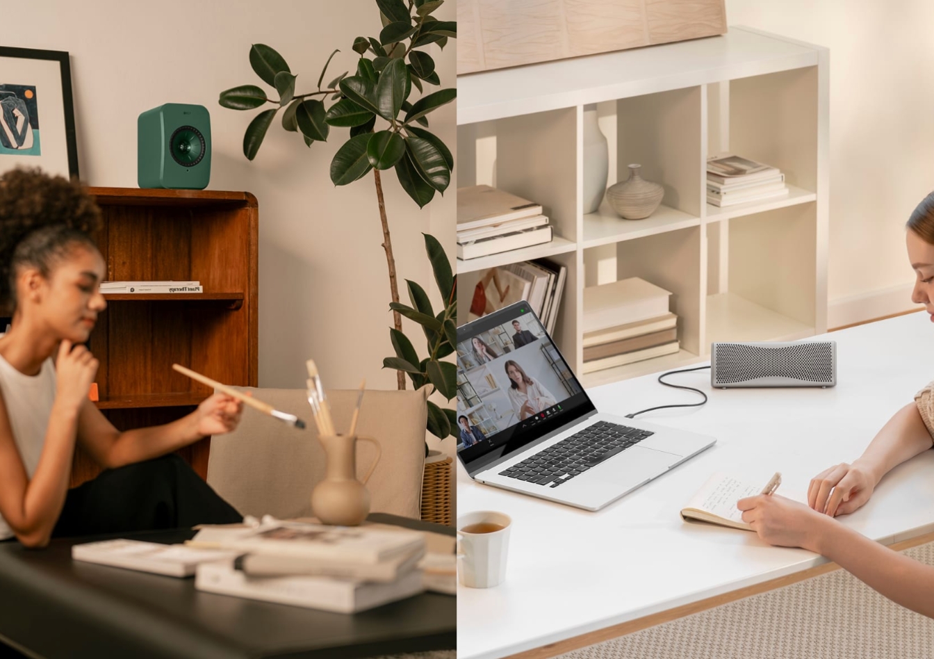 Person malt an einem Couchtisch in einem modernen Wohnzimmer, ein kompakter Lautsprecher steht auf einem Regal