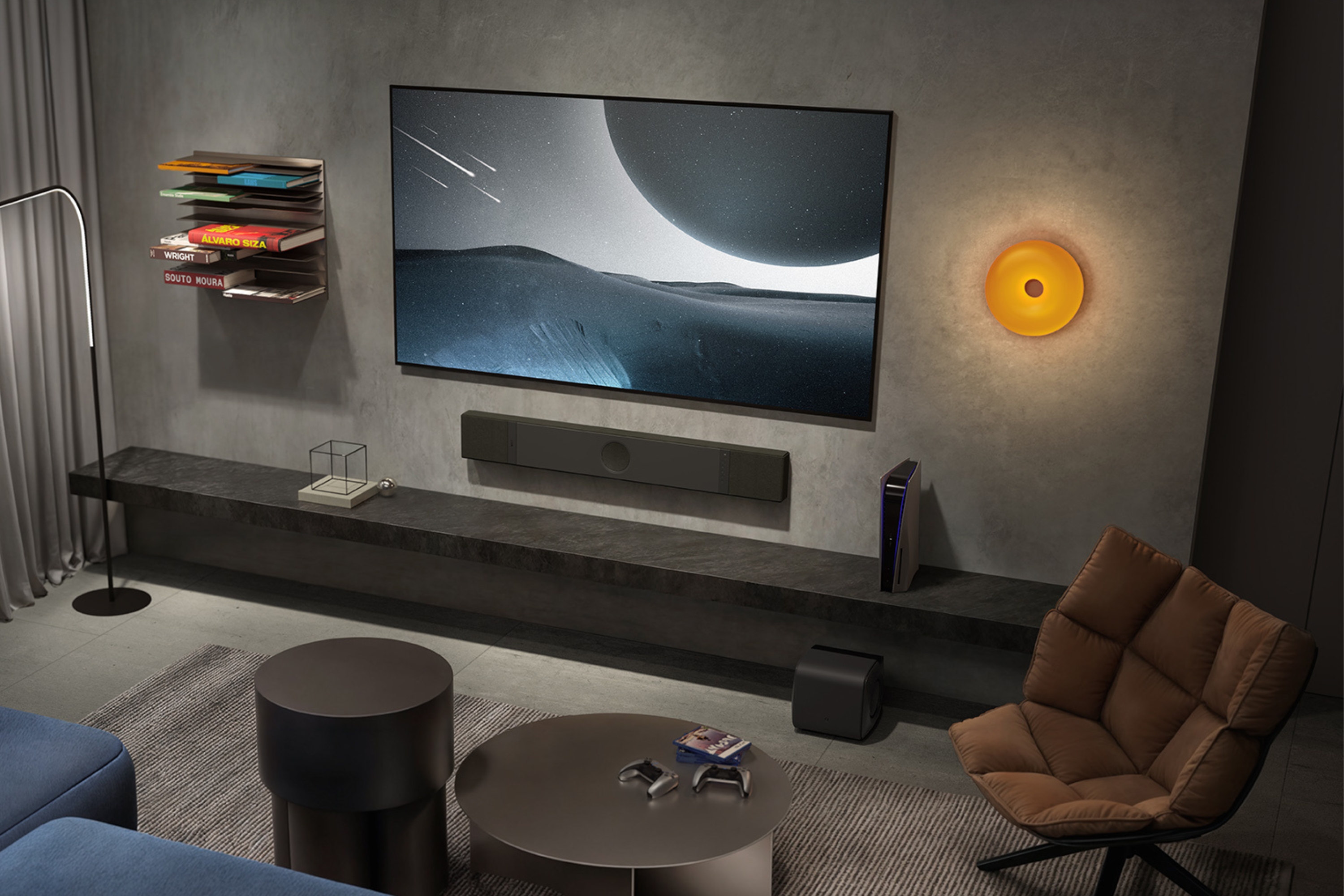 Moderne homecinema-opstelling met een aan de muur gemonteerde tv, soundbar en sfeerverlichting in een stijlvolle woonkamer.
