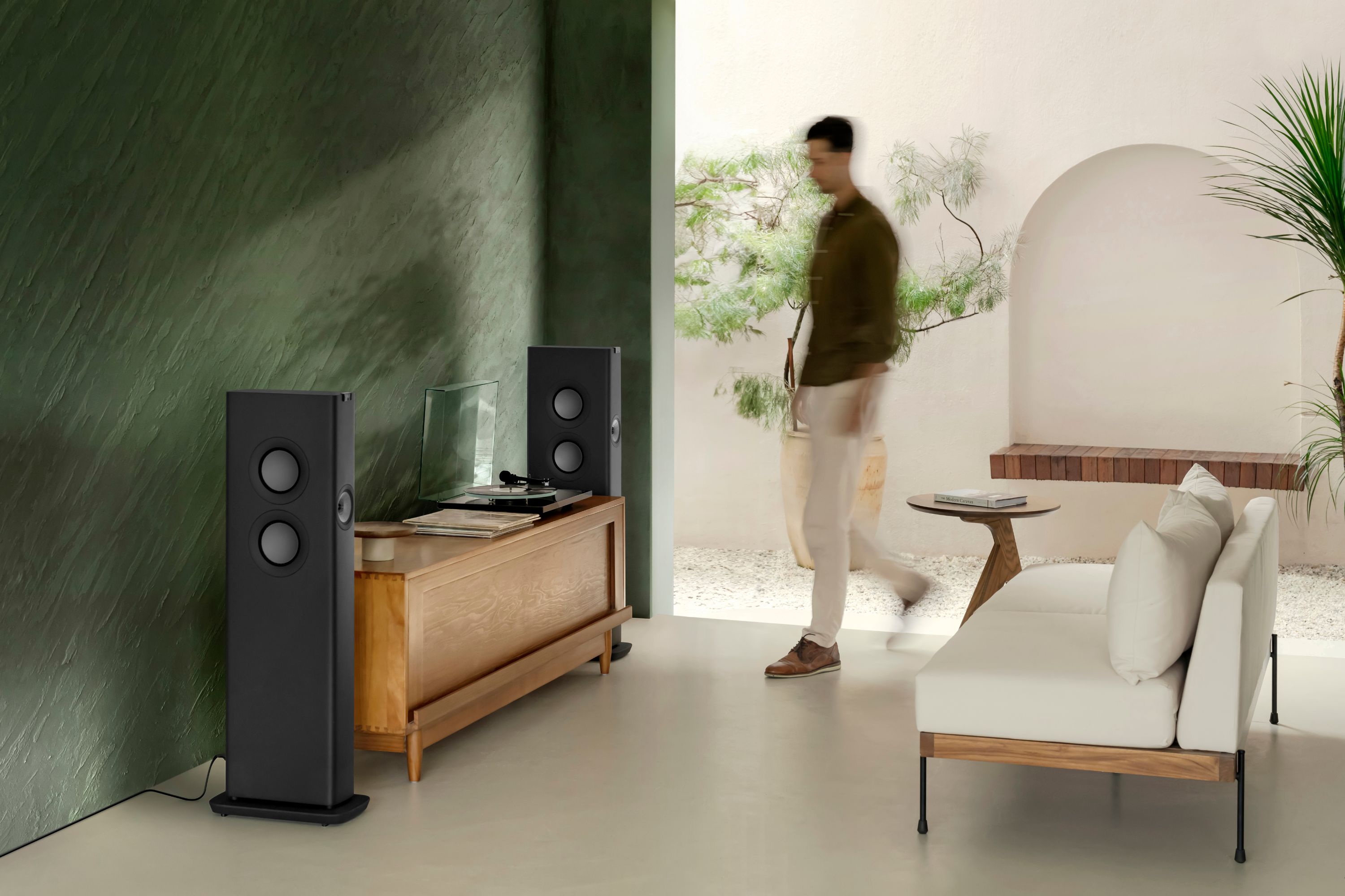 KEF LS60 Wireless Carbon Black geplaatst in een woonkamer 