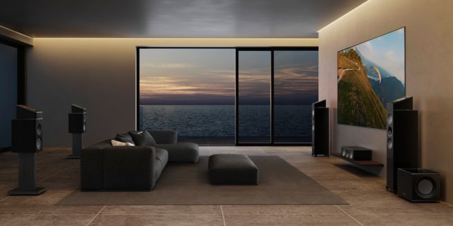 Luxe thuisbioscoop met kamerhoge ramen, panoramisch zeezicht en hoogwaardige luidsprekers.