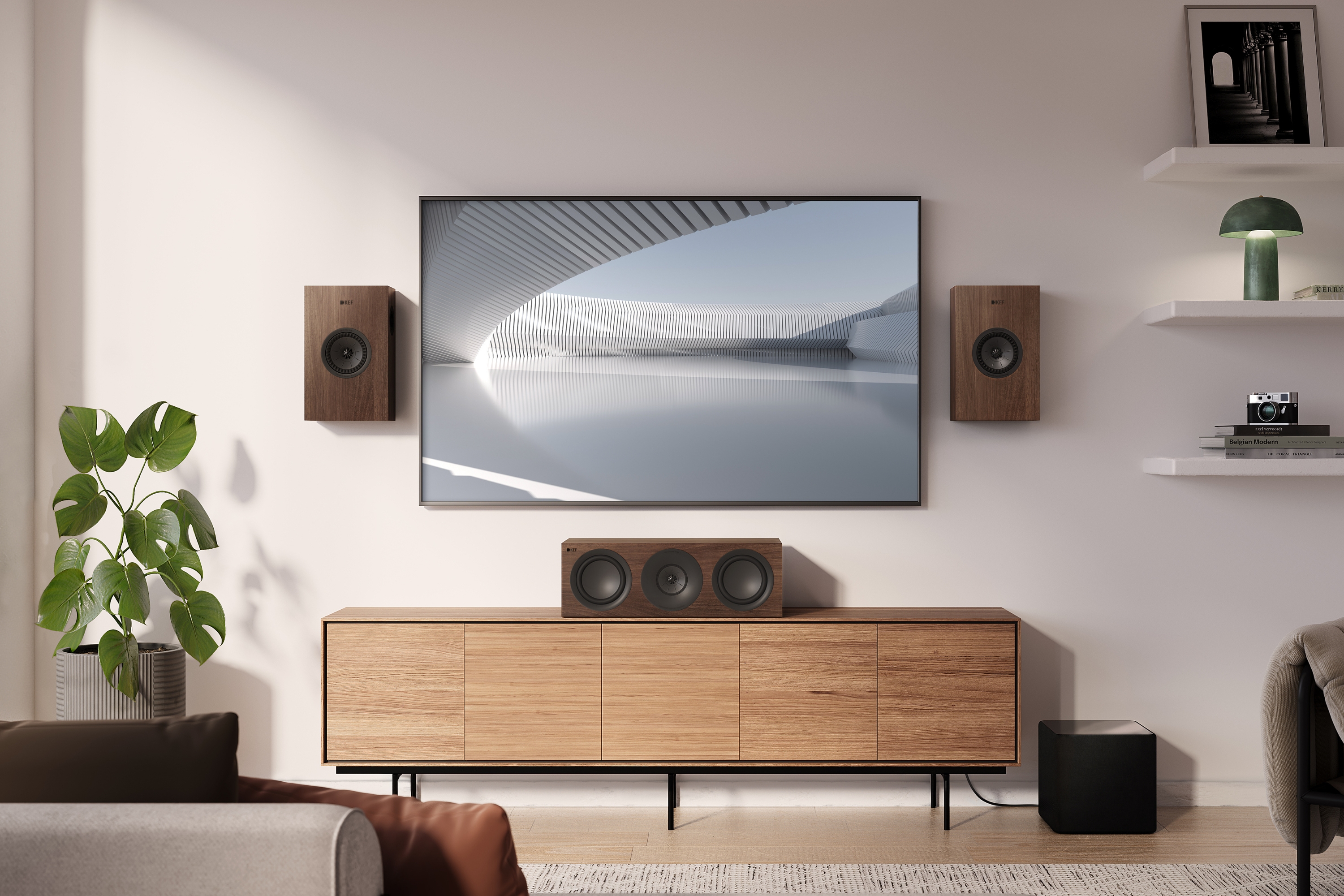 KEF homecinema-installatie met wandluidsprekers, centerspeaker en zwarte subwoofer in een moderne woonkamer