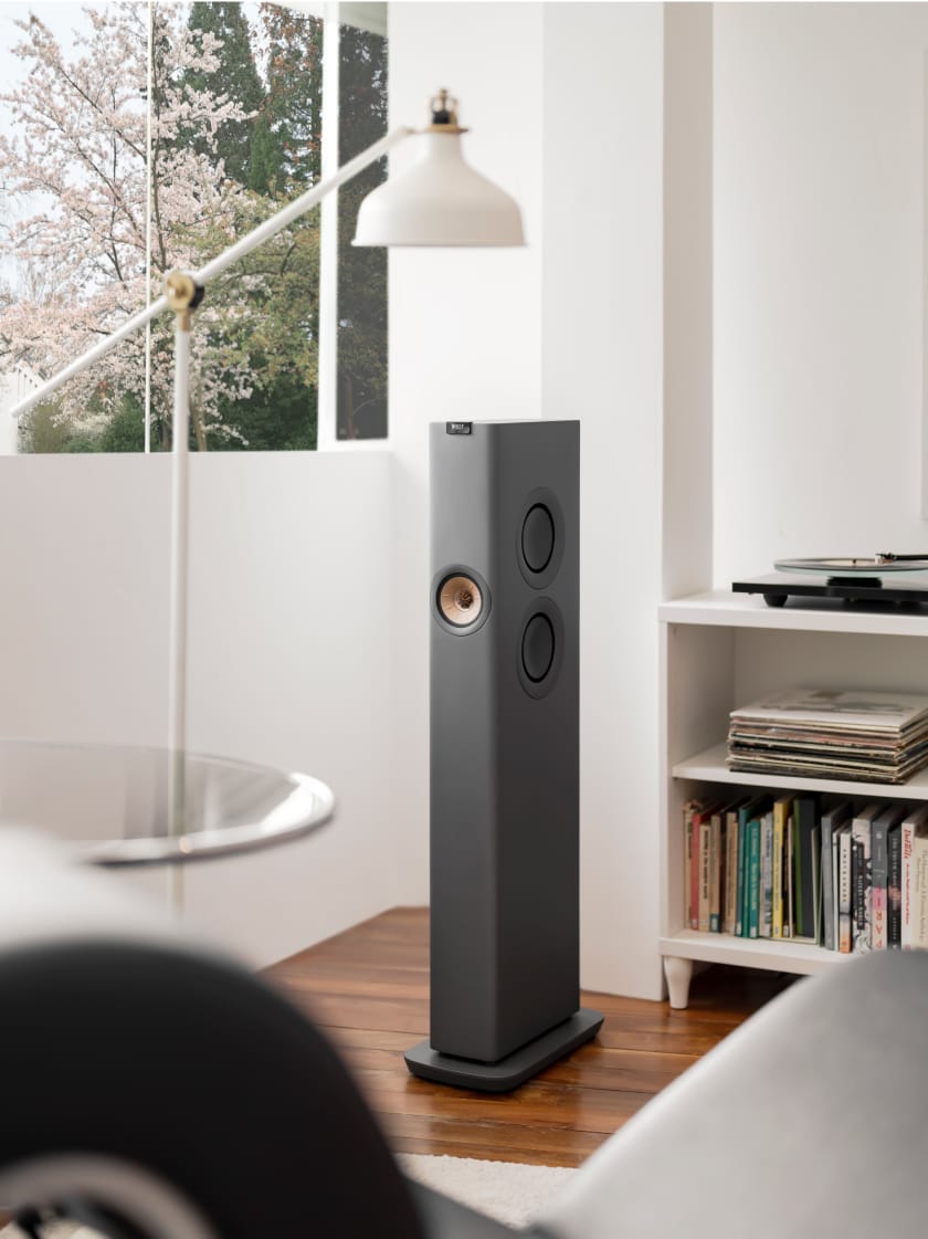 Enceinte colonne LS60 Wireless grise dans un salon.