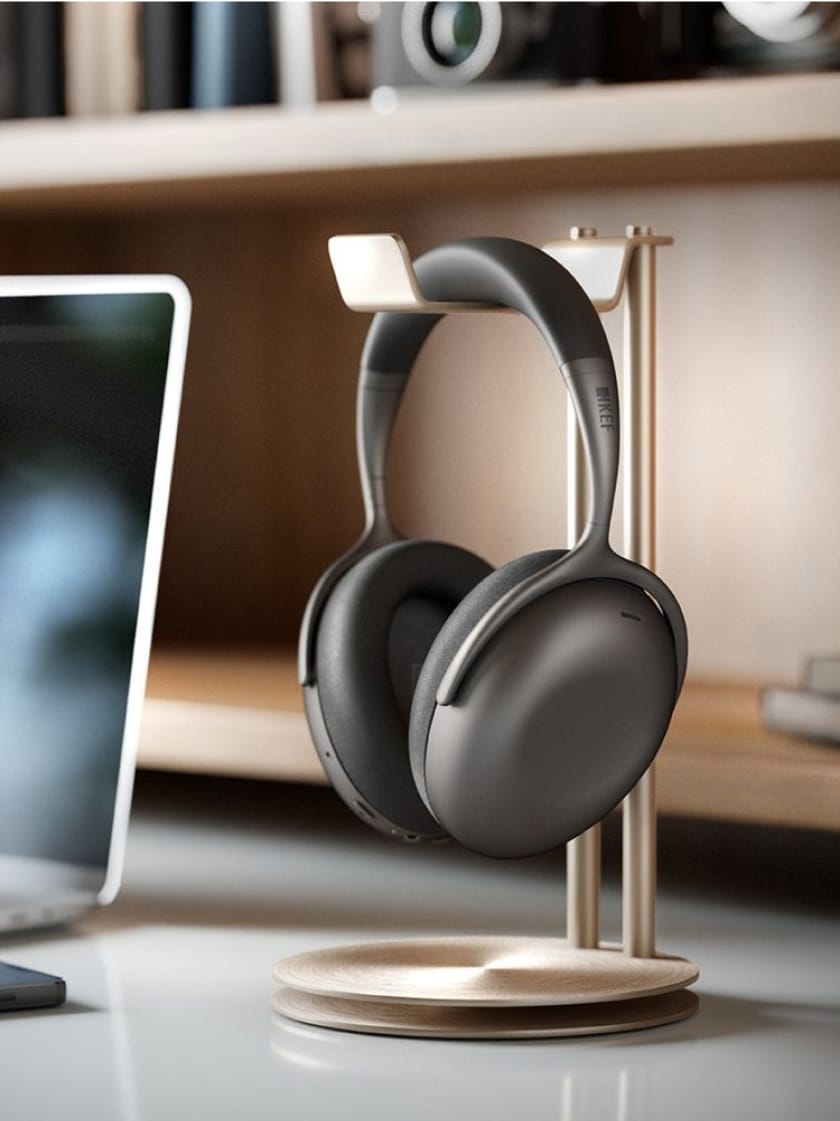 Casque supra-auriculaire Mu7 gris foncé posé sur son support sur un bureau. 