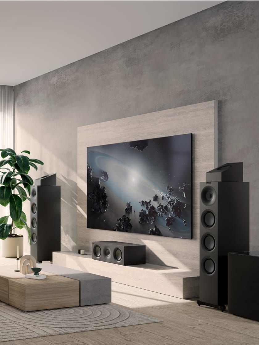 Grand salon avec télévision fixée au mur, flanquée de deux enceintes Q11 Meta Dolby Atmos avec enceintes Q8 Meta posées dessus.
