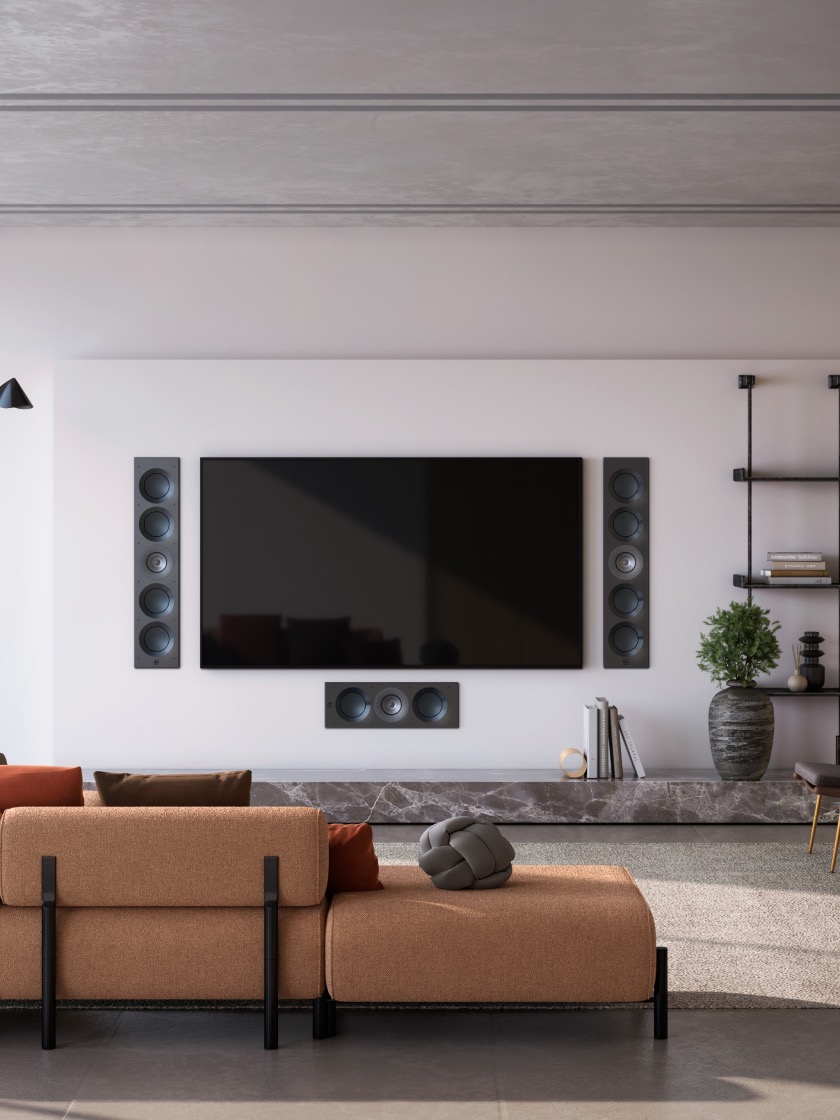 电视周围环绕极致家庭影院入墙式扬声器的客厅。