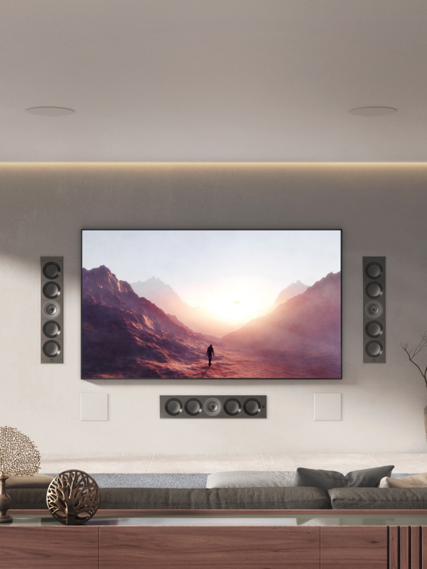 电视周围环绕入墙式扬声器的客厅。