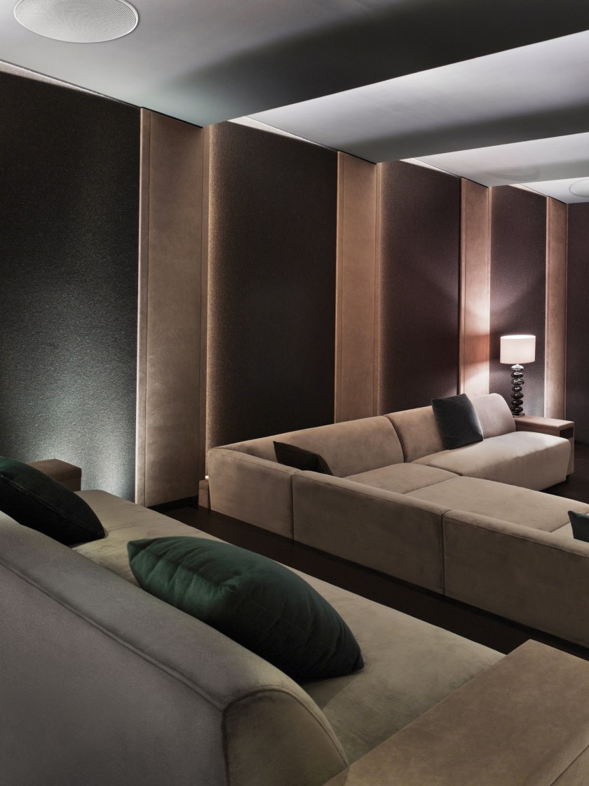 配备吸顶式扬声器的家庭影院。