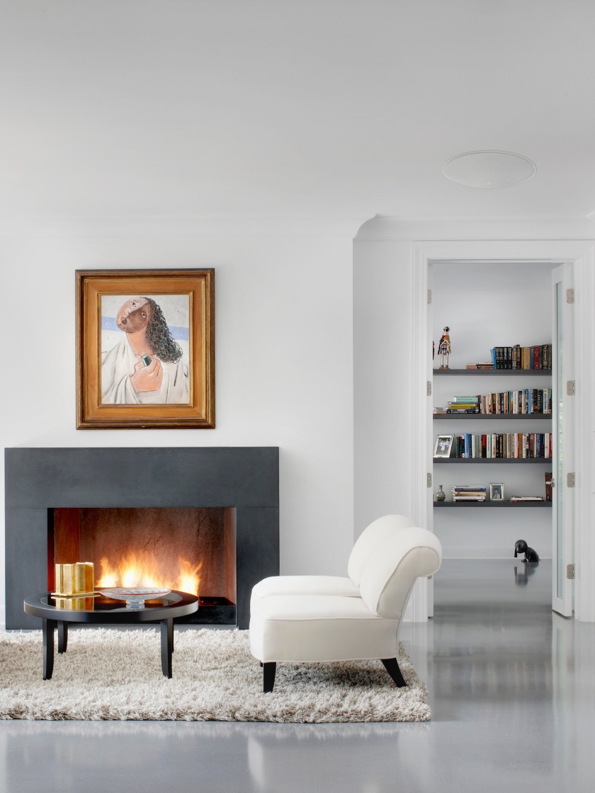 配备隐藏吸顶式扬声器的客厅。