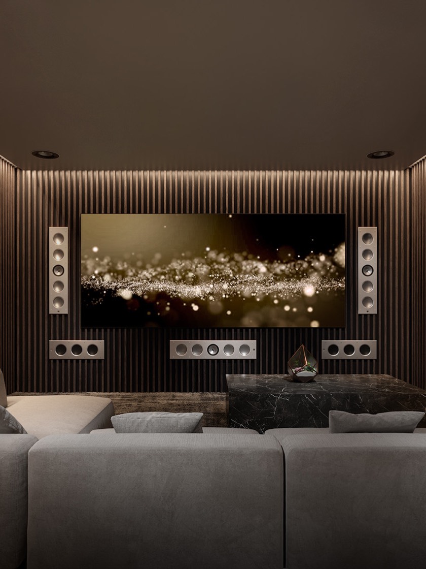 配备入墙式扬声器的家庭影院。