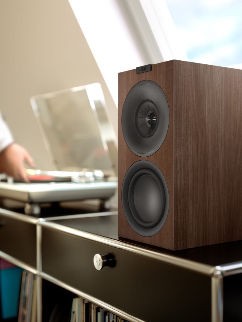 Enceinte passive Q Concerto à côté d’une platine vinyle.