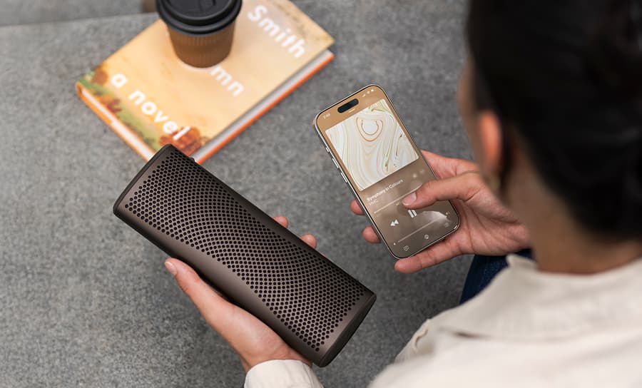 Enceinte Bluetooth Muo marron contrôlée depuis l’application KEF Connect.
